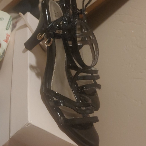 Eurosoft by Sofft Black Patent Leather Sandals - Picture 2 of 3